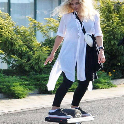 700W roda elétrica Hoverboard 18-25km do skate um com pneu estável