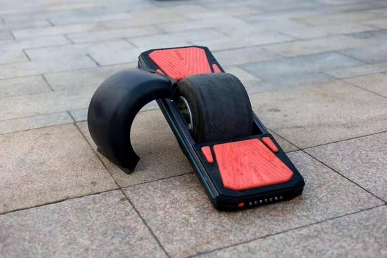 O auto que equilibra o skate 700w elétrico pôs a única roda do skate