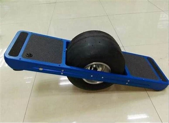 Um skate elétrico 21.5m/h 30 35km de Off Road da roda