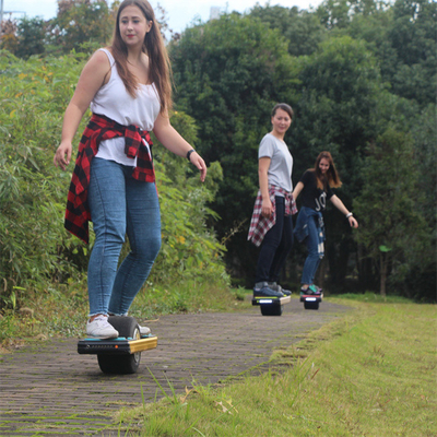 A prancha manual automática de Onewheel com a uma grande roda no meio